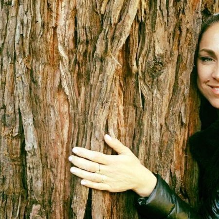 Ivonne Delaflor hugging a sequoia tree
